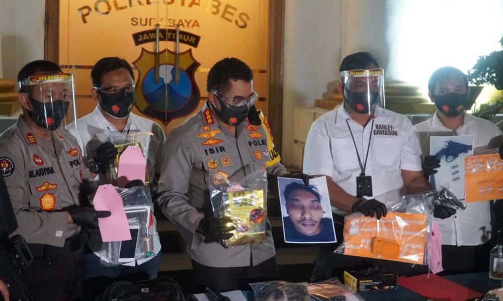 Barang bukti sabu dan foto bandar narkoba yang ditembak Tim Satresnarkoba Polrestabes Surabaya