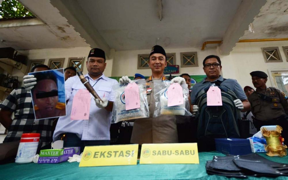 Kapolrestabes Surabaya Kombes Pol Sandi Nugroho, Kasat Resnarkoba AKBP Memo Ardian dan Kanit III Iptu Eko Julianto menunjukkan barang bukti bandar yang ditembak mati