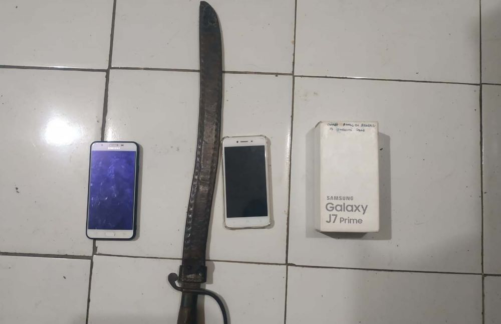 Pedang milik pelaku dan barang bukti pencurian yang dilakukan