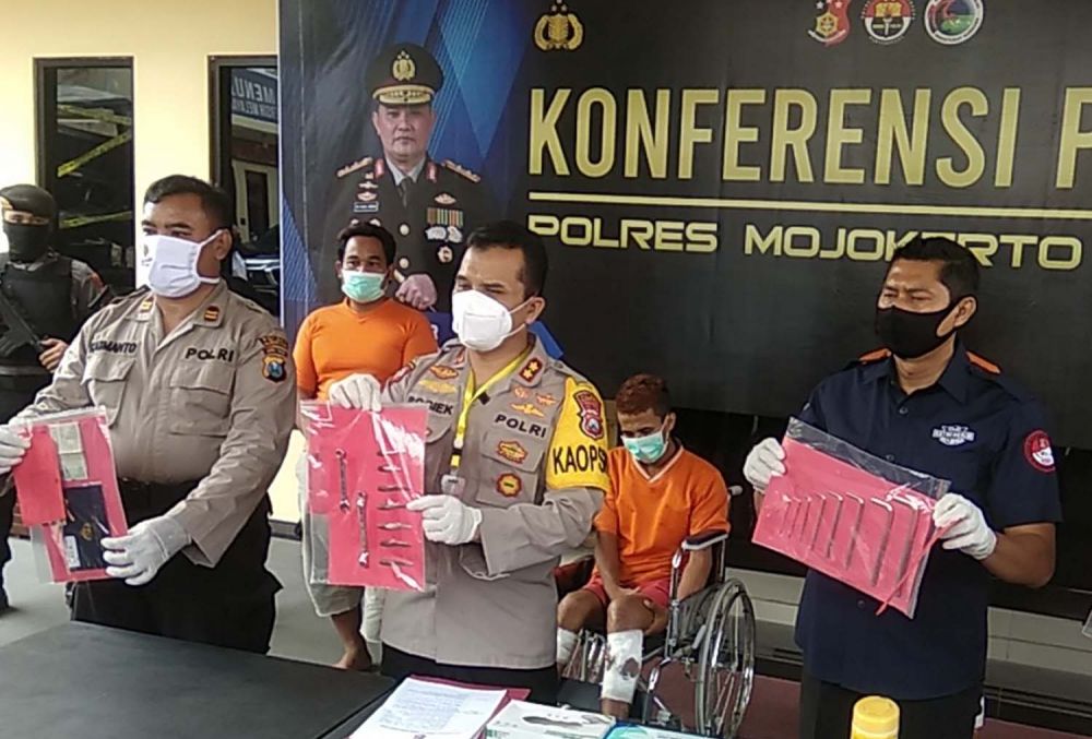Kapolres Mojokerto Kota AKBP Bogiek Sugiyarto menunjukkan bandit dan barang bukti