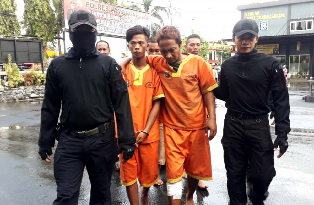 Tim Jaka Tingkir Polres Lamongan menggiring empat pelaku komplotan bandit motor 30 TKP