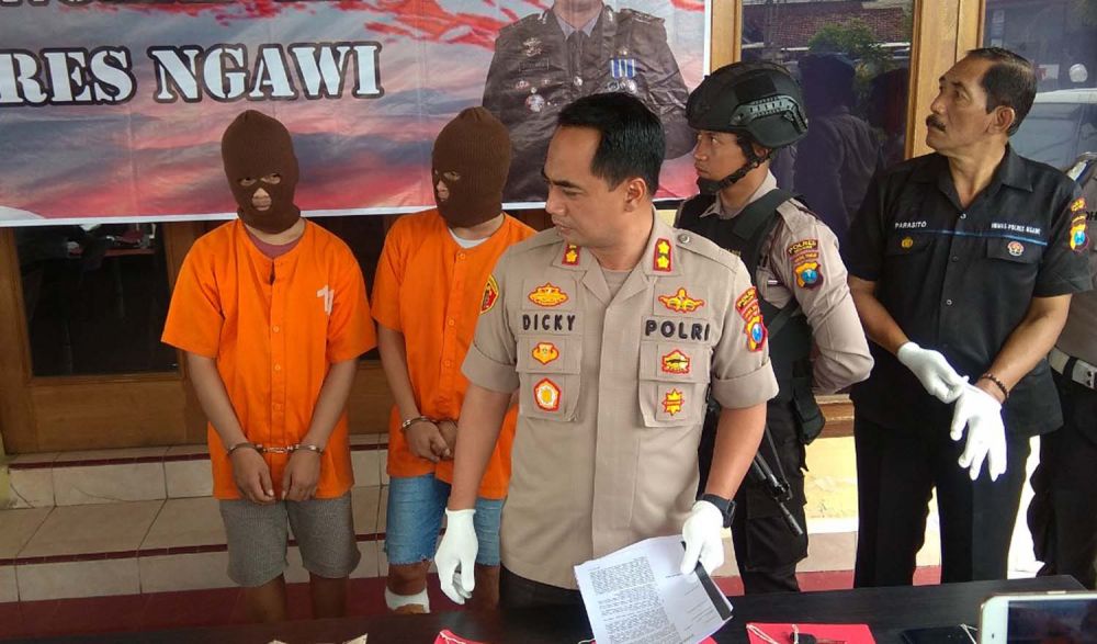 Kapolres Ngawi AKBP Dicky Ario Yustisianto menunjukkan kedua bandit motor yang ditembak kakinya