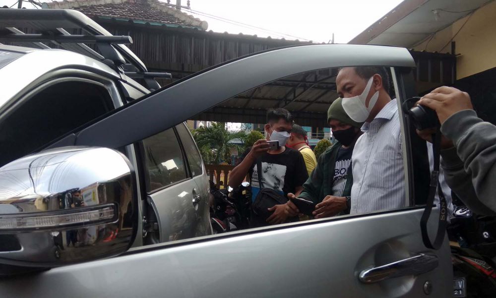 Polisi melakukan identifikasi di TKP pecah kaca mobil di depan Bank Mandiri Ngoro, Mojokerto