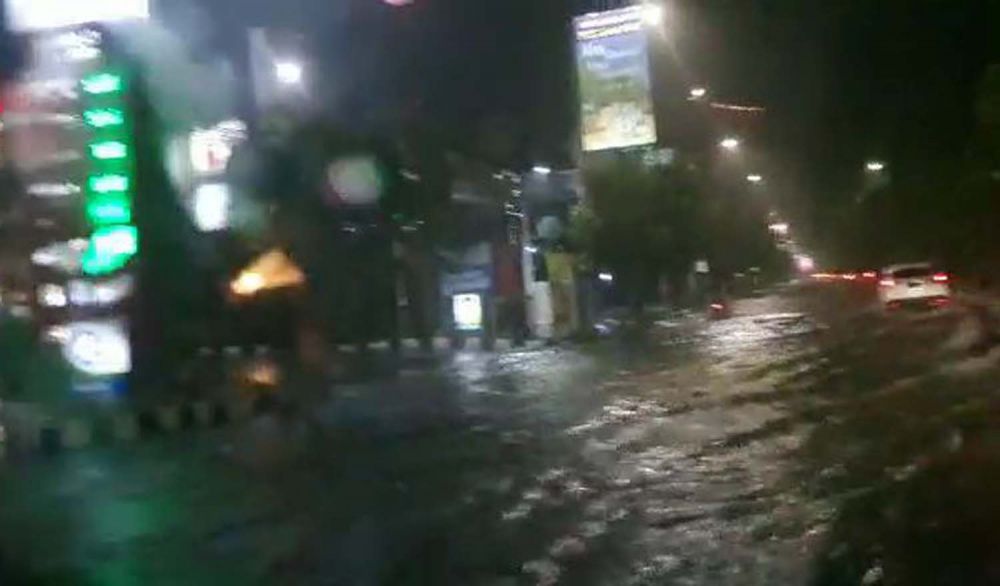 Pengendara motor melintas di Jalan Mayjen Sungkono, Surabaya yang terendam banjir