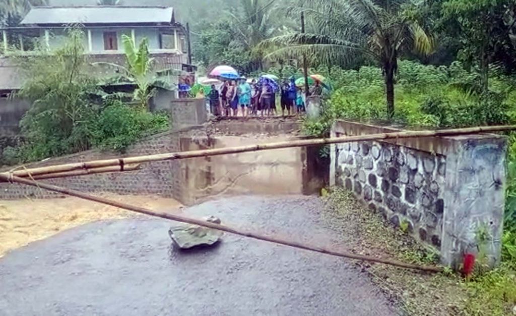 Jembatan di Pacitan yang amblas akibat diterjang banjir