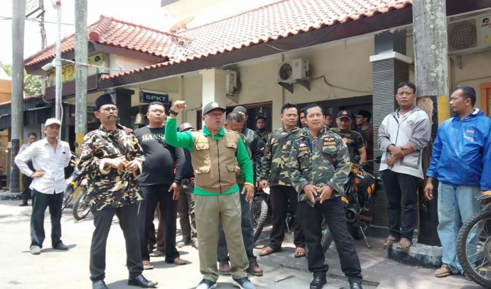 Sejumlah anggota Banser mendatangi Polres Tulungagung pascapenyerangan