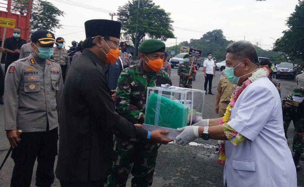Fokopimda Kabupaten Pasuruan memberikan bantuan APD untuk tim medis Covid-19