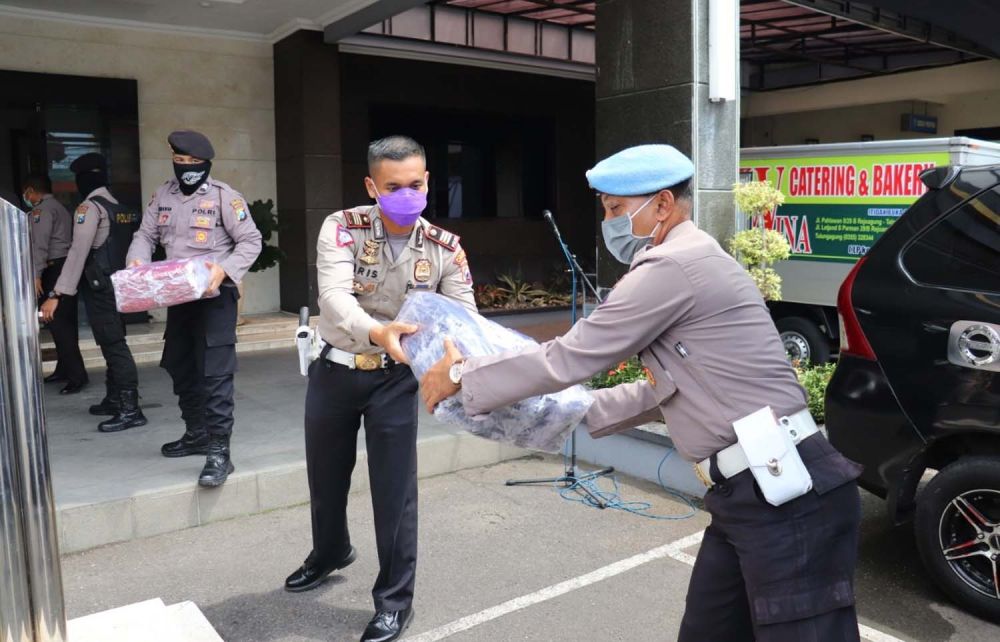 Polres Tulungagung bagikan masker ke Kodim 0807