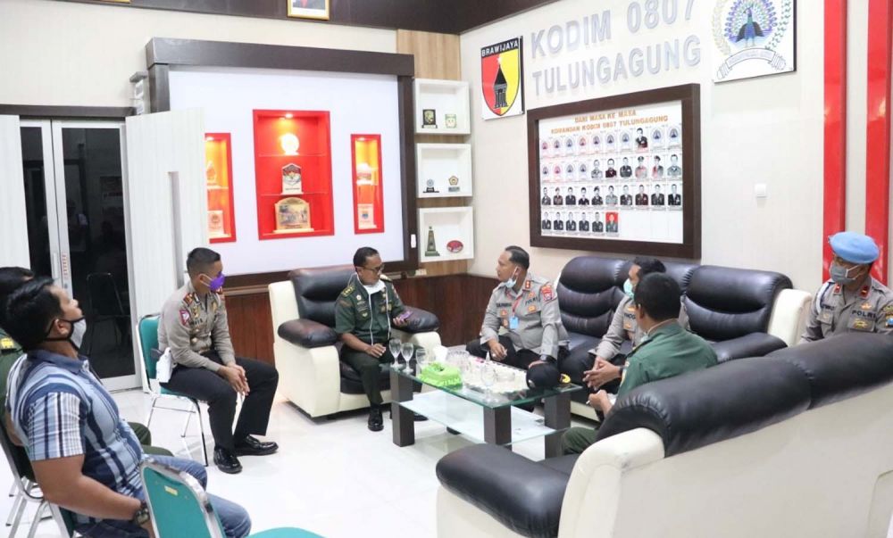Polres Tulungagung bagikan masker ke Kodim 0807