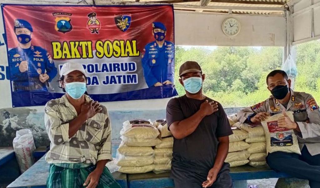 Bantuan paket sembako dari Ditpolairud Polda Jatim untuk warga pesisir Surabaya