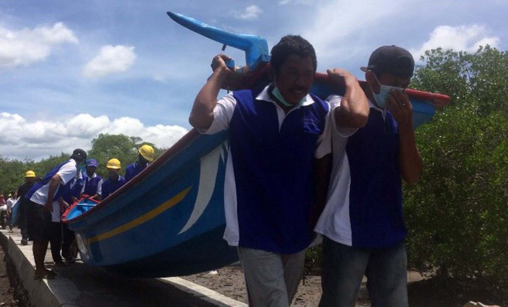 Bantuan perahu fiber untuk nelayan di Banyuwangi
