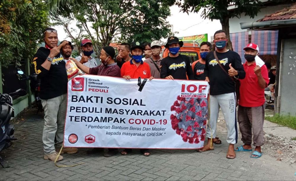Komunitas Gresik Offroad Community (GOC) memberikan bantuan untuk warga Desa Klangonan, Kecamatan Kebomas, Kabupaten Gresik