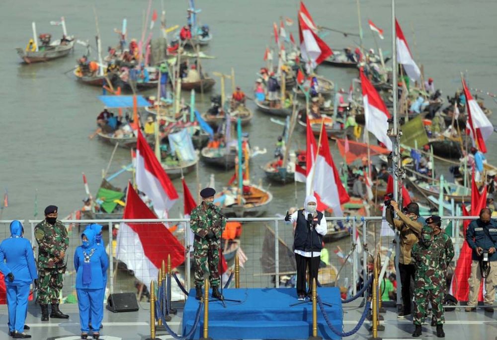 Gubernur Jatim Khofifah Indar Parawansa bersama Pangkoarmada II Laksda TNI Heru Kusmanto menyerahkan bantuan kepada para nelayan terdampak Covid-19