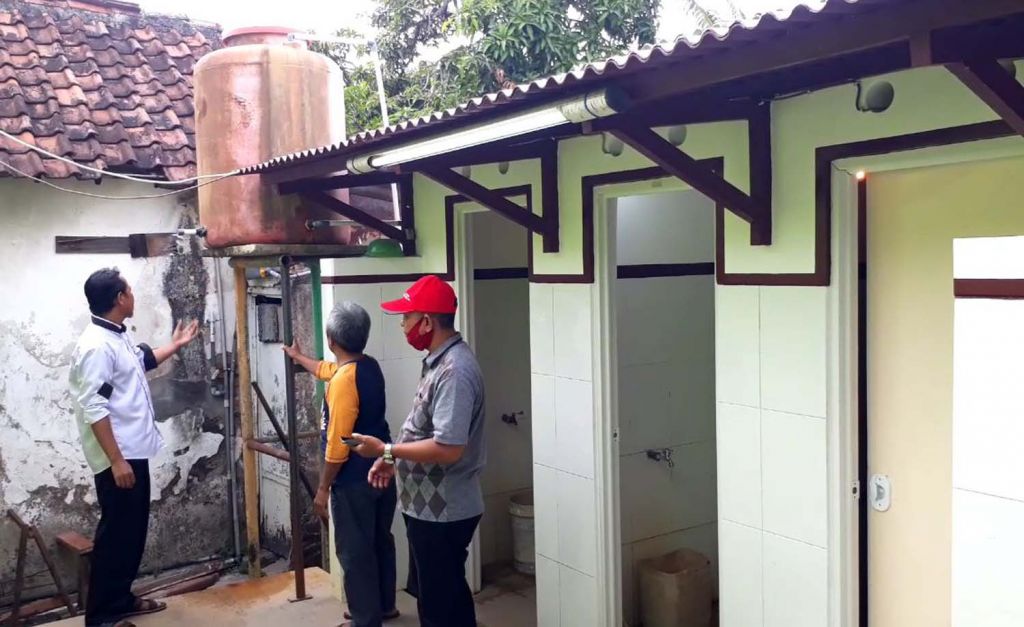 Fasilitas mandi, cuci, kakus (MCK) di RT 15, RW 7, Kelurahan Wonokromo, Surabaya