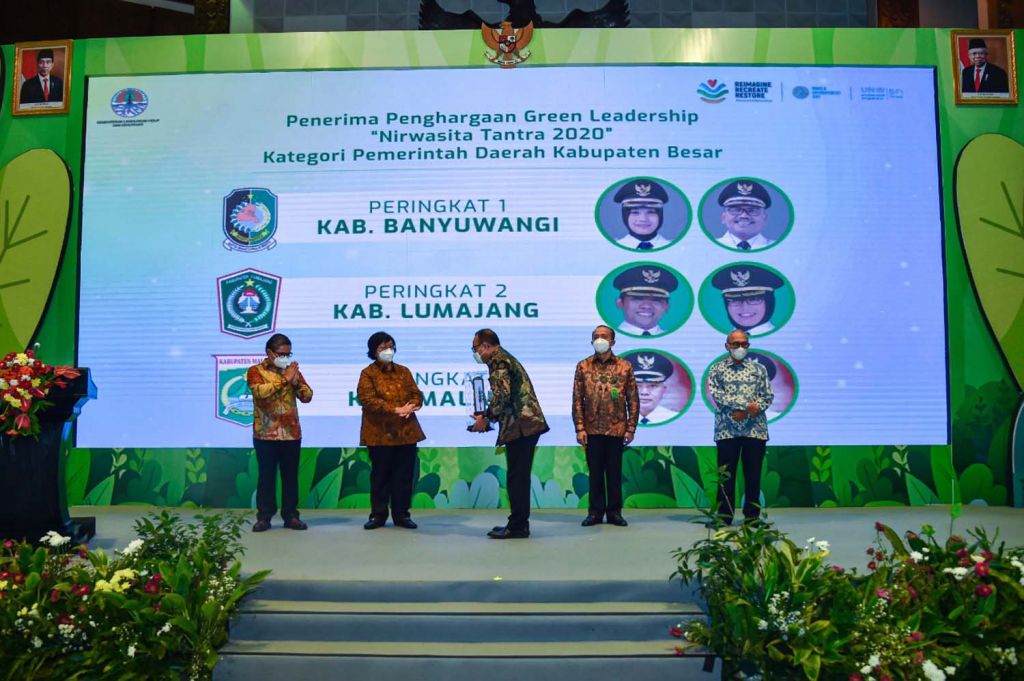 Menteri LHK Siti Nurbaya Bakar memberikan penghargan kepada Sekretaris Daerah Kabupaten Banyuwangi, Mujiono di Jakarta, Selasa (15/6/2021)