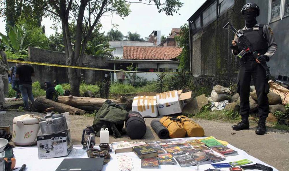 Barang bukti dari lima terduga teroris diamankan di Kampung Nanggewer Kaum, Cibinong, Kabupaten Bogor, Jawa Barat, Sabtu (18/5/2019) (Foto: Antara)
