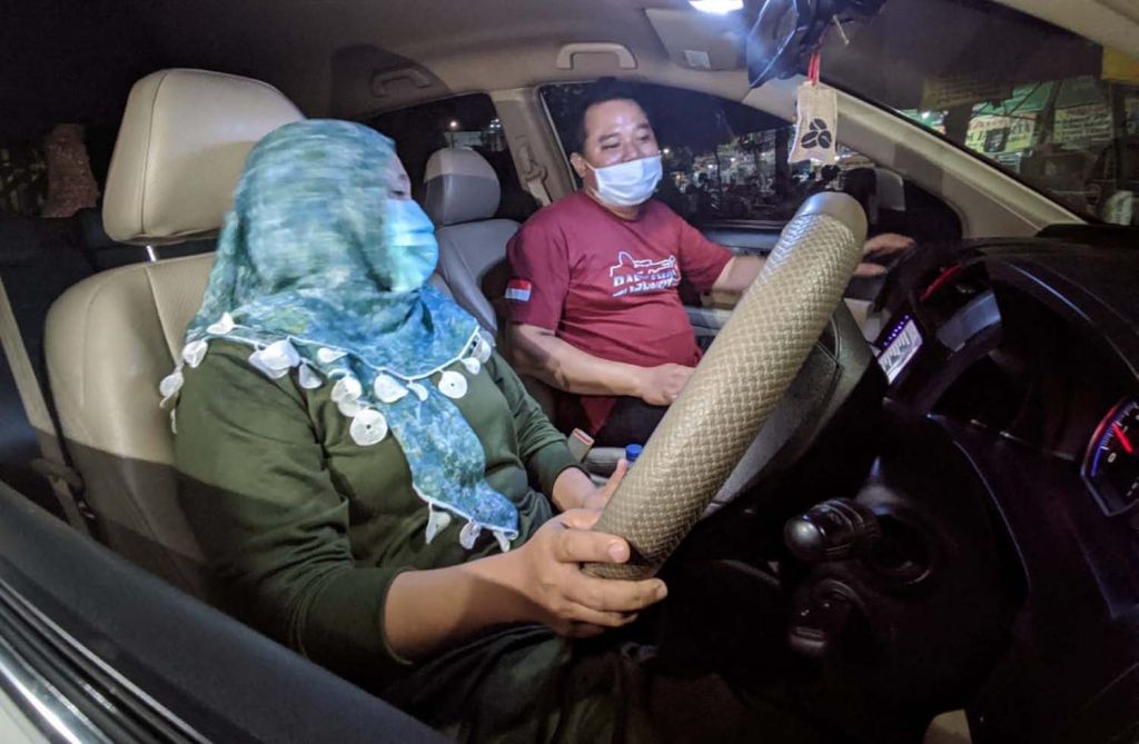 Elly mencoba mobil Honda CRV milik Didik yang dibarter dengan love bird