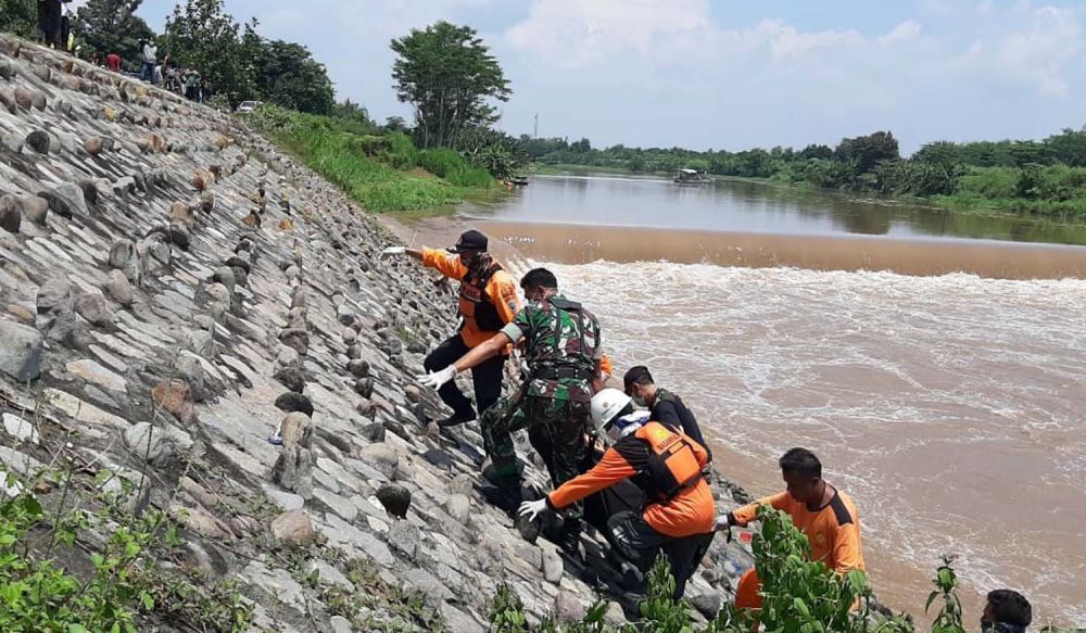 Tim SAR gabungan mengevakuasi jasad pria dari Sungai Brantas di Nganjuk
