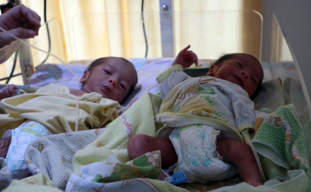 Dua dari tiga bayi yang lahir kembar