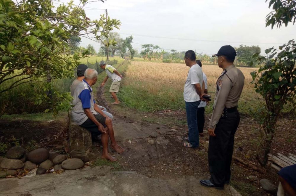Polisi mendatangi lokasi penemuan bayi laki-laki di Desa Gendingan, Kecamatan Widodaren, Kabupaten Ngawi