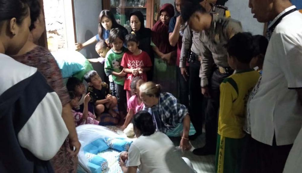 Bayi laki-laki yang ditemukan Desa Gendingan, Kecamatan Widodaren, Kabupaten Ngawi, jadi tontonan warga