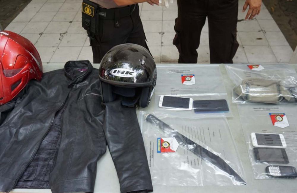 Barang bukti milik begal sadis perampas motor di Surabaya yang ditembak mati 