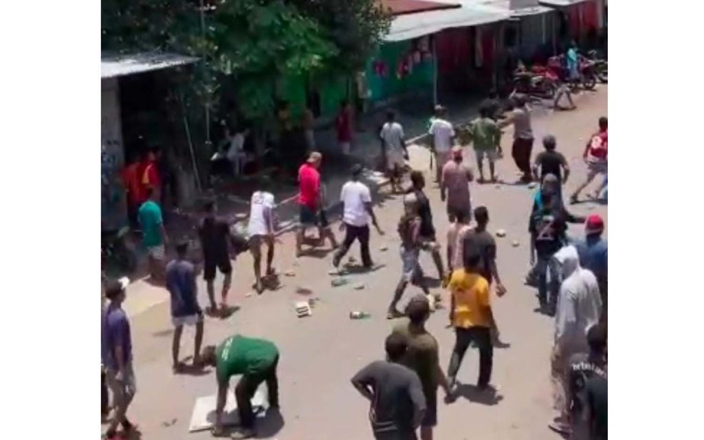 Tangkapan layar video bentrok antarwarga di Pulau Adonara, Flores Timur yang beredar