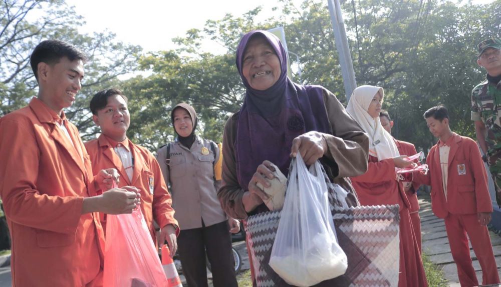 Para pelajar MAN 1 Ponorogo bersama polisi dan TNI juga membagikan nasi bungkus gratis