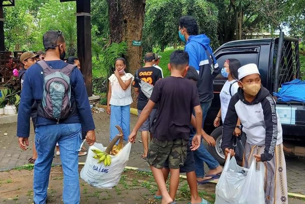 Komunitas Peduli Malang saat melaksanakan kegiatan Jumat Berbagi untuk kera-kera liar di Taman Wisata Mendit