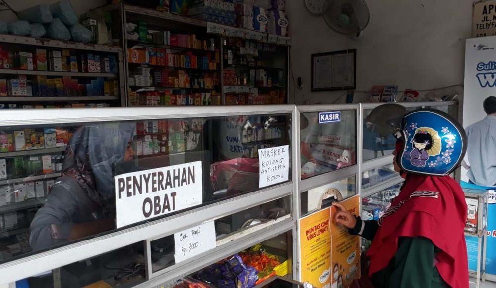 Aktivitas di salah satu apotek di Surabaya