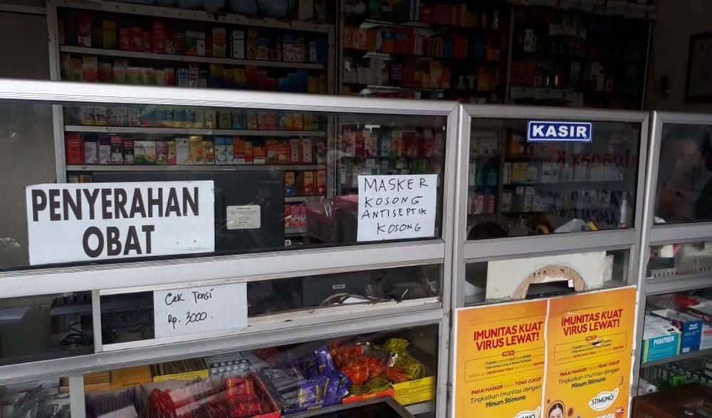 Pengumuman di salah satu apotek di Surabaya