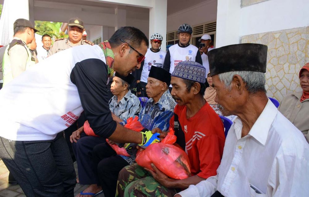 Kapolres Blitar, AKBP Anissullah M. Ridha memberikan sedekah berupa sembako di sela bersepeda