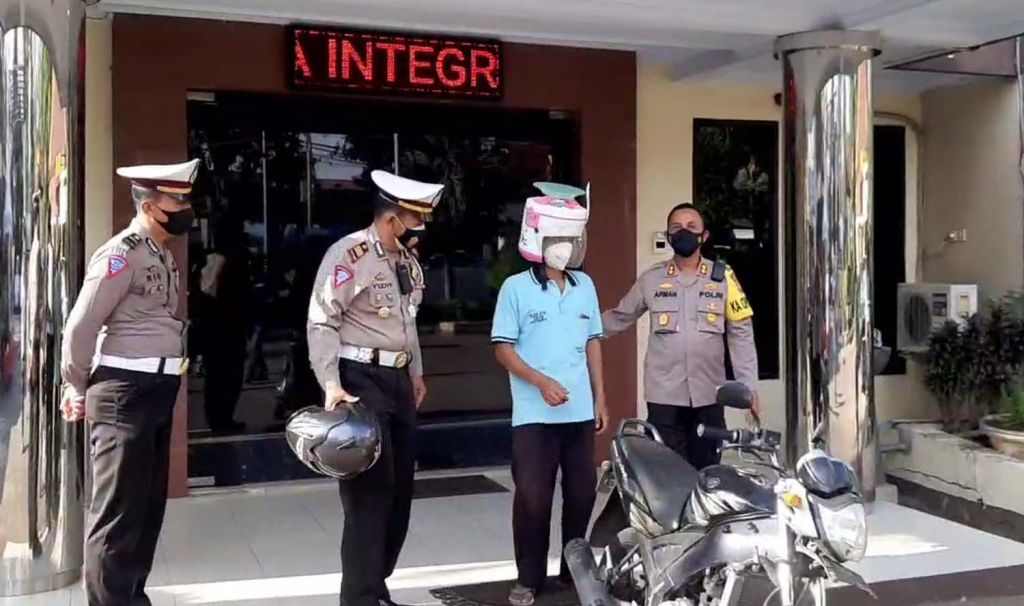 Biker gokil di Kota Pasuruan yang pakai helm rice cooker diberi pembinaan di Mapolres Pasuruan Kota