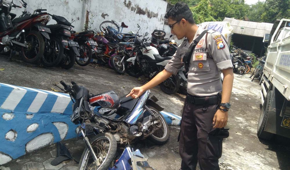 Motor yang dikendarai sang biker juga rusak berat akibat kecelakaan di Jalur Pantura Probolinggo
