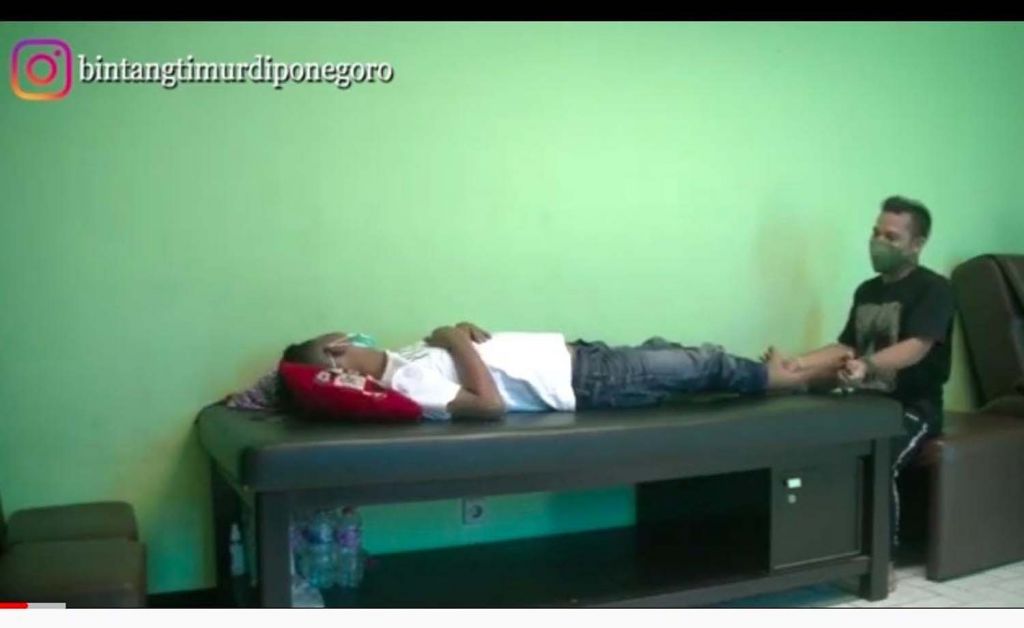Bintang Timur Diponegoro saat melakukan pengobatan (Foto: Tangkapan layar channel YouTube Dua Alam yang dikelola Bintang)