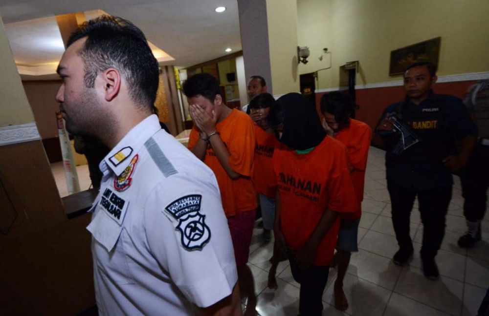 Kanit Reskrim Polsek Tegalsari Iptu Kennardi menggiring para tersangka narkoba