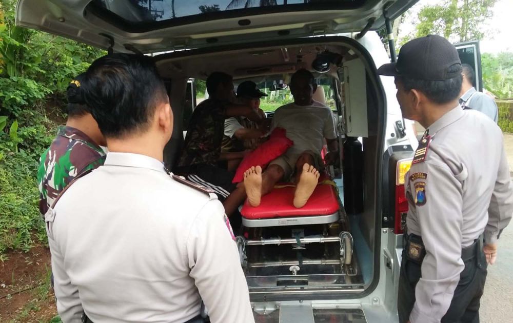 Suharto, kakek korban yang mengalami patah tulang dievakuasi ke RSUD dr Harjono, Ponorogo