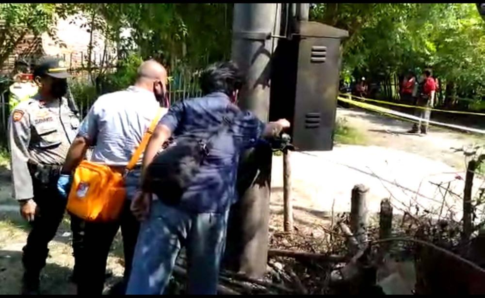 Anggota Polsek Nguling dan Tim Inafis Polres Pasuruan Kota melakukan identifikasi di lokasi penemuan lima unit bom ikan