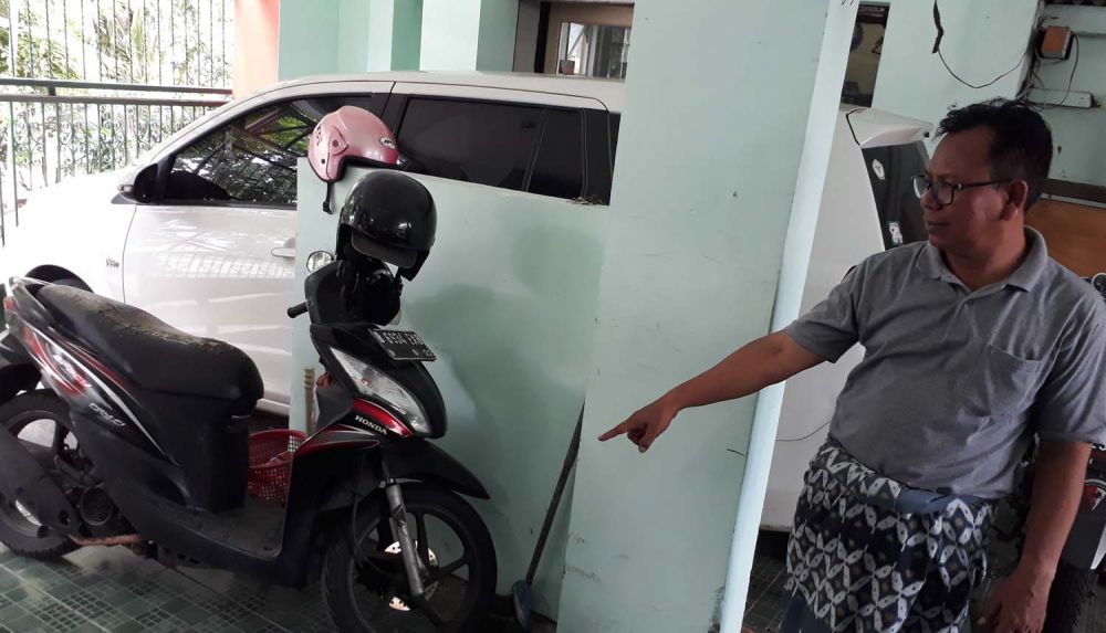 Dwi Susetya Baduin menunjukkan lokasi parkir motor Honda CBR milik anaknya yang dicuri para pencuri bersenjata bom ikan