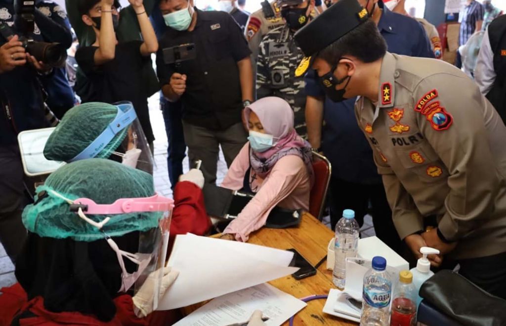 Kapolda Jatim Irjen Pol Nico Afinta meninjau vaksinasi bagi arek-arek Bonek Suroboyo