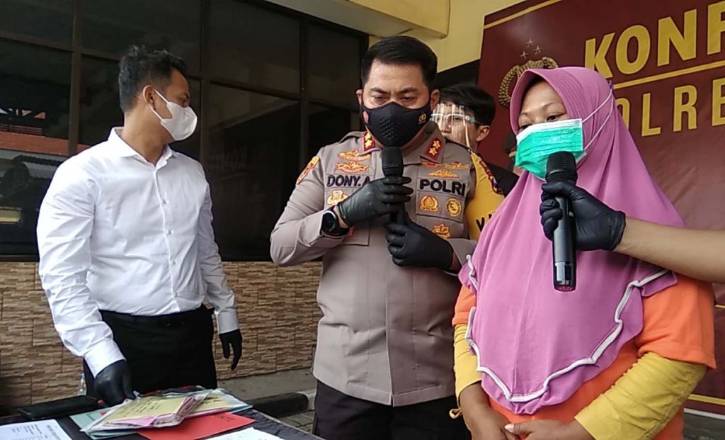 Mia, bos arisan fiktif bersama barang bukti kejahatannya diamankan di Mapolres Mojokerto