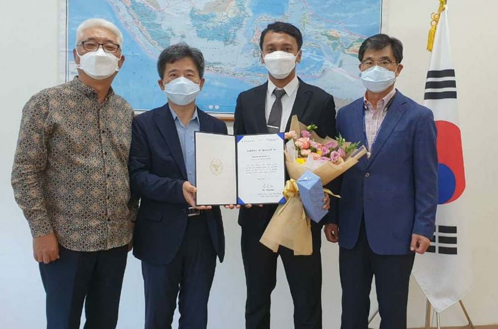 Bripka Febri Rijal Syaifudin (dua dari kiri) bersama Konsul Kedubes Korea Selatan untuk Indonesia di Jatim
