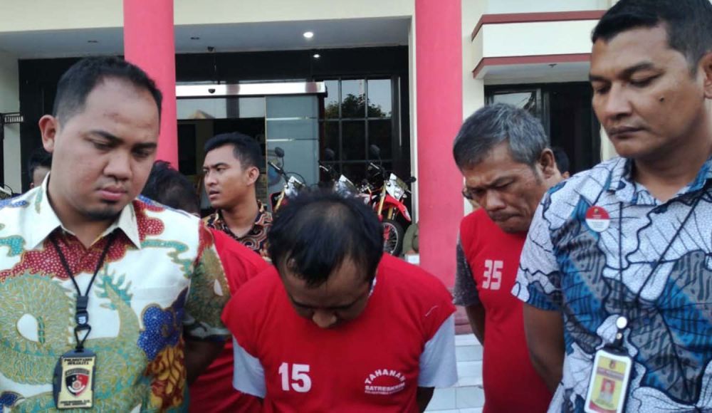 Kanit Jatanras Polrestabes Surabaya Iptu Giadi Nugraha (kiri) menginterogasi Broto (menundukkan kepala)