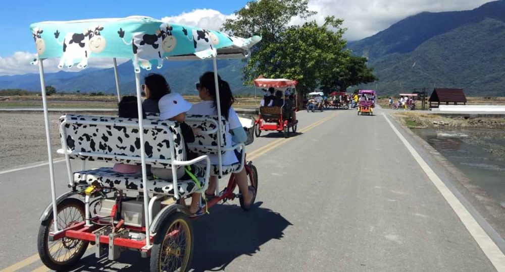 Warga desa menyewakan sepeda roda dua dan empat untuk para wisatawan