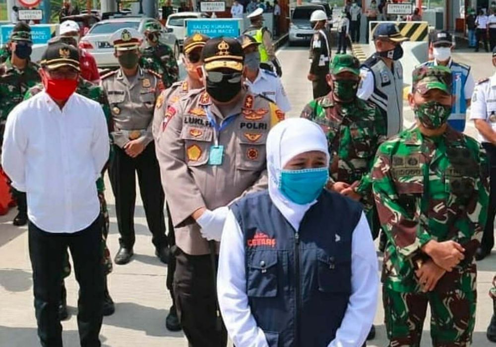 Gubernur Jatim Khofifah dan forkopimda meninjau check point larangan mudik ke Jatim di Tol Ngawi-Sragen-Mantingan, Minggu (26/4/2020)