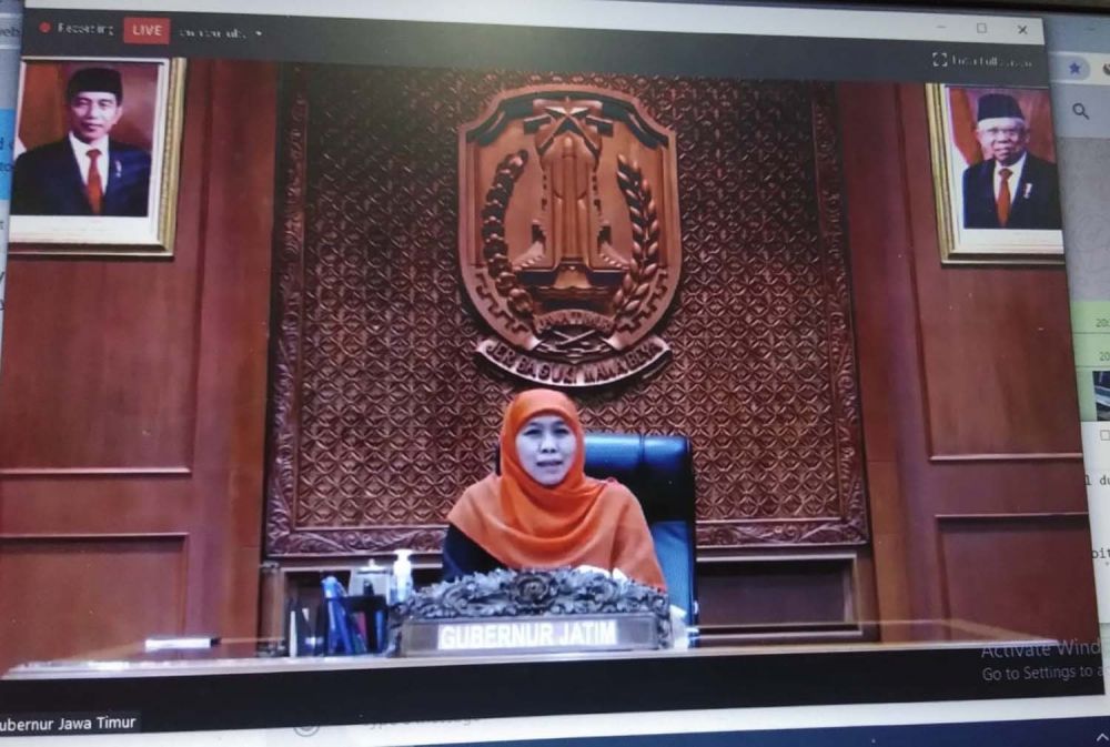 Gubernur Jatim Khofifah Indar Parawansa saat live Webinar Zoom dengan 100 pemimpin redaksi (pemred) media yang tergabung dalam Asosiasi Media Siber Indonesia (AMSI) dengan tema 'Membangun Sinergi Hadapi Pandemi' pada Selasa (5/5/2020) malam