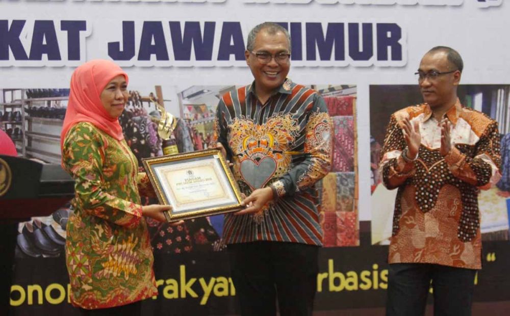 Gubernur Khofifah saat menerima penghargaan dari PWI Jatim