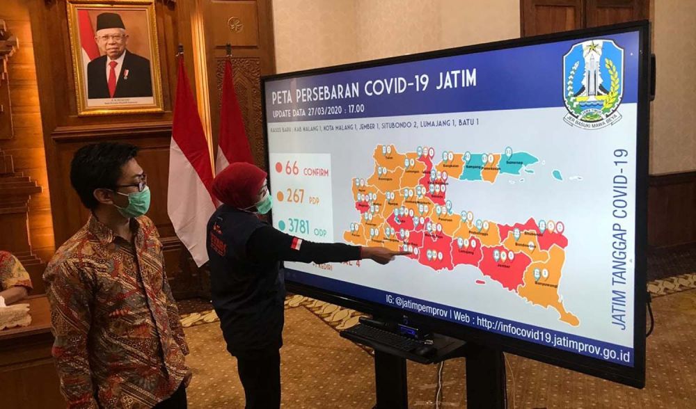 Gubernur Jatim Khofifah Indar Parawansa menunjukkan peta sebaran Covid-19 per pukul 16.00 Wib, Jumat (27/3/2020)