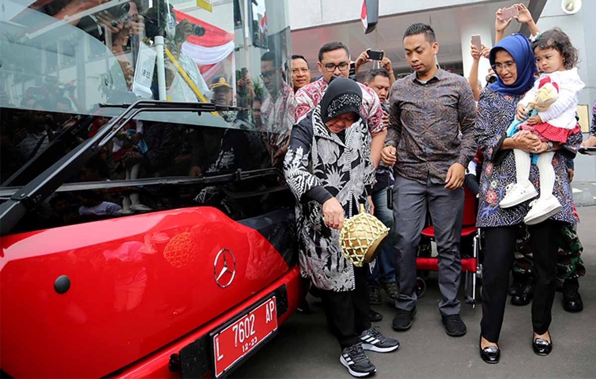 Wali Kota Risma saat peluncuran 10 Bus Suroboyo baru di Balai Kota Surabaya, Jumat (4/1/2019) 