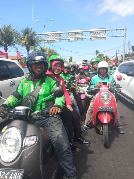 Penampakan Wali Kota Risma saat naik ojek online di Bali